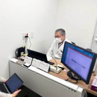 【庶務課】
福井新聞社さんの取材を受ける三崎先生。

三崎先生が解説する「過眠症」に関する記事が今日の福井新聞に掲載されています！

ぜひお手にとってご覧ください😊

#福井厚生病院 #睡眠 #福井県 #福井市