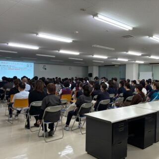 【庶務課】
毎年恒例となった服部院長による個人情報保護研修会が、今年は１０月６日・１５日の２度に分けて開催されました。
オープニングの東京ガスの泣けるＣＭに始まった研修会では、たくさんの学びをいただきましたが、『東京ガスとかけて個人情報と解きます。その心は…』という最後のなぞかけまで、あっという間の１時間でした。
#福井厚生病院 #福井県 #福井市 
#どちらも漏れると大変です