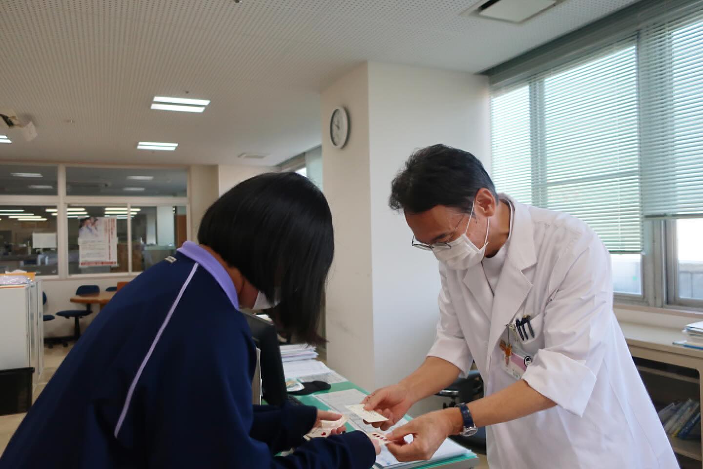 中学生の職場体験学習２０２５秋、其ノ参。
今日は、院長先生との名刺交換に始まり、インタビューに管理栄養士にＪＴＫに看護師と、５つの体験で第１クール最終日を終えました。
「どうやった？」と問えば「あっという間でした～」と返ってくるひと言が何よりです。
これからもがんばれ願生れ、中学生のみんな。
#福井厚生病院 #福井県 #福井市 
#中学生の職場体験学習 
#広報 #インタビュー #管理栄養士 #ＪＴＫ #看護師