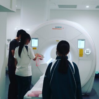 【庶務課】

中学生の職場体験、第2クールも無事に終了いたしました😊

感染から身を守る手洗いや防護服着用、リハビリ体験、病理や検査など2日間いろいろと体験してもらいました。
院内託児所や紙カルテ倉庫など、病院の裏側も見ていただきました。

これからもがんばれ、顔生れ、中学生のみんな💪

#福井厚生病院 #福井県 #福井市
#中学生の職場体験学習
#広報 #インタビュー #看護師
#薬剤師 #臨床検査技師 #臨床工学技士 #病院