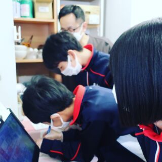 中学生の職場体験学習２０２５秋、第３クール最終日。
薬剤師体験や保育士体験からのＡＴＧなひとコマ。
これからも願生れ、中学生のみんな。【庶務課】
#福井厚生病院 #福井県 #福井市 
#明るく楽しく元気よく