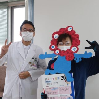 ・
本日2025年12月4日と明日5日　デイケア文化祭が開催！
ということでミャクミャクが私たちのところへお知らせに来てくれました。

今年のテーマは「デイケア万博2025」
万博感満載のディスプレイされた会場で感染対策に留意しながら
模擬店・バザー・個人ブース・レクリエーションが催します。
（バザー店では掘り出し物があるかもし？！）
またテイクアウト商品として限定数ではありますが、
「豚汁」「カルピスヨーグルトムース」「サツマイモブレッドクッキー」「コーヒー」「ポップコーン」をご用意しています。
提供時間は2日間共に11:00～13:00までとなっております。
ぜひ、デイケアに関心を向けていただき、当日に足を運んでいただけると嬉しいです。