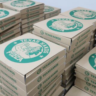 ・
【庶務課】
今年の年末年始は前後におまけの土日がくっついて、今日が仕事納めという会社も多いのではないでしょうか。
仕事納めとは縁遠い医療機関で働く私たちは、鈴の音がなるクリスマスの洋風な雰囲気から一変して、お琴や尺八の音が聞こえる和風な雰囲気に煽られて、やることリストの項目が増えていく一方です。

そんな私たちへ病院から、働くスタッフ全員にピザのプレゼント！
一人一枚♪ 大きなピザ。
準備されたピザをみるとここで働く人の数に圧倒されます。
でも、それを受け取ったスタッフ全員から笑顔のお返しがあり、あれやこれやの慌ただしさを忘れさせてくれるなんともゆったりした空間でした。

新しい年は60年に一度巡ってくる「丙午（ひのえうま）」は、情熱や行動力が高まるパワフルな年になるとされています。
飛躍のチャンスを逃すことなく目標に向かって行動できる年になるのかなと思いました。
これまで二の足を踏んでいたことにも挑戦できる年になってくれることを願っています。

みなさん今年はどんな一年でしたか？
良い一年だったという方もそうでなかったという方も笑顔で新しい年をお迎えできますように。