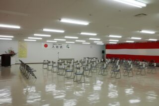 ・
春の空からやさしく小雨が降り、満開の桜がしっとりと彩を添える中、
本日、福井厚生病院の入社式が執り行われました。
新入職員を迎える前の会場は、ピンと張りつめた感じがしていましたが、
新入職員が並んだとたんに、明るく柔らかな空気に変わりました。

ようこそ！福井厚生病院へ！

理事長からの「優先順位を大切にしてください」
院長からの「身近なロールモデルを見つけることが成長の近道かもしれない」
という言葉がかけられました。

これからいろんな人に頼りながら、頼られる人になっていってください！

本日新たな一歩を踏み出した新入職員のみなさんのこれからが、
咲き誇っている満開の桜のように、豊かな経験ができることを願っています。