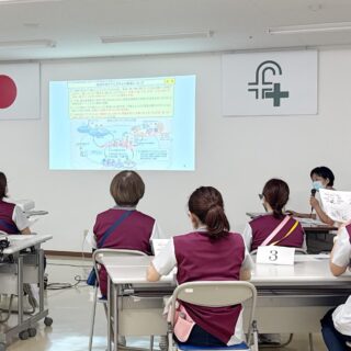・
福井県看護協会による専門・認定看護師出前講座が開催されました。
今回は『在宅生活を見据えた退院支援』がテーマの講座でした。入院生活を病院て過ごされていた患者さんが安心して退院後、自宅で過ごすにはどんなサポートが必要かなどをその分野のスペシャリストから学びます。　

今回の講師は他院で働く専門・認定看護師です。
働く場所は違いますが、看護の分野で必要な情報は共有します。

今回のように外部講師として来院していただく場合や他医療機関で開催されている講義や勉強会に参加する場合など、看護の分野全体で患者さんに安心して療養してもらえる取り組みを行っています。