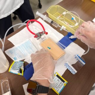 ・
当院では、静脈注射を安全に行うため、知識や技術の確認・向上を目的とした研修会を毎年開催しています。

この研修は静脈注射を行うスタッフ全員が、三年に一度受講するもので、本年度は約70名が受講します。
研修期間は講義や実技をとおして、基本的な知識と手技を振り返り、安全な医療提供へと繋げていきます。

#福井厚生病院
#静脈注射研修