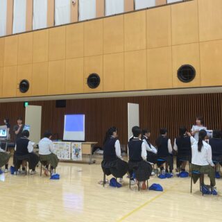 【庶務課】
金井学園の『業種別企業ガイダンス』に、３度目ましてで、雨にも負けず風にも負けず、当院の看護師・診療放射線技師・臨床工学技士らが講師として参加してきました。

講師として参加した診療放射線技師、臨床工学技士からのコメントを紹介します👉

🤩診療放射線技師🤩
「これからの進路や仕事について話を聞く中高生の皆さんの、キラキラした表情と真剣な眼差しがとても印象的でした。こちらも少し緊張しましたが、伝えたかったことはしっかりお話しできたかなと思います。
今回の話が、将来の進路や職業を考えるうえで、少しでも参考になれば嬉しいです。
そして、密かに楽しみにしていた食堂のご飯も美味しかったです
若い皆さんからたくさんの元気をもらった、充実した一日になりました！」

🤩臨床臨床工学技士🤩
「中学２年生と高校１年生のみなさんに向けた『業種別企業ガイダンス』に行ってきました。院からは看護師、診療放射線技師、臨床工学技士が仕事説明会へ！
少しでもイメージが湧きやすいように、各職種、色々工夫しました。
臨床工学技士は、動画・お仕事図鑑を使って説明しました。
『病院にこんな仕事があるんだ！』『かっこいい！』そんな風に思っていただけたかなあ？
医療と工学のかけはしとなるこの仕事の魅力が、少しでも届いていたら嬉しいです。　みんなの夢への一歩を応援しています！」

#看護師　#診療放射線技師　#臨床工学技士　#チーム医療　#医療職　#就職　#お仕事説明会　#福井厚生病院