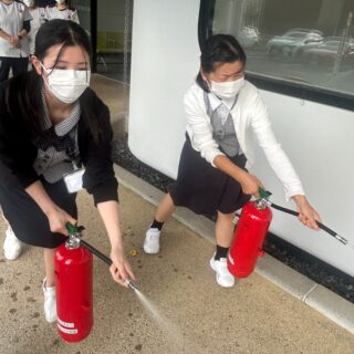 【防火管理委員会】

病院の消防訓練が行われました🚒
今回は、放射線・生理機能受付付近で火災発生と想定。消火器を使った訓練も実施しました🧯
消防署の方の講評の中に「施設の設備に合わせて動くことが重要」との言葉があり、改めてそれぞれが各フロアの設備を確認すべきだと考えさせられました。

#福井厚生病院 #福井県 #福井市 #消防 #消防訓練 #防災 #消火器