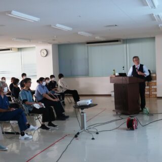 【栄養課】
日本臨床栄養の権威といわれる、井上善文先生による院内講演会が開催され、医師・看護師・栄養士ら多くの職員たちが参加いたしました。
「臨床栄養」と「カテ管理」がテーマの講演を聞き、「適切なTPNでの栄養管理を推進していきたい」との感想がありました。
これからも患者さま達のために、あらゆる知識と情報をインプットしていきたいと思います✍

#福井厚生病院 #福井市 #福井県 #臨床栄養 #カテーテル管理 #講演会