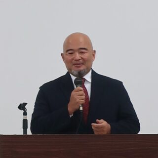 ・
【庶務課】

新年あけましておめでとうございます。
年明けの降雪でいつもどおりの福井の年始となり、本日年賀式が執り行われました。

理事長からは
不安定な世界情勢の中、平和な一年だったことに改めて感じる年末年始でした。
今年は感謝しながら、利他的に過ごす「思いやり」の心で、日々健やかで穏やか一年を過ごして欲しいと思います。
院長からは
昨年は病院経営にとって厳しい年でした。新しい年も様々な問題が出てくると予想されますが、みんなで支えあい感謝しながらよりよい職場を作っていきましょう。
という信念の挨拶がありました。

今年は午年。情熱や行動力が高まる年になるとされています。
確かに、様々なことが不安定な今ですが、「来れば安心できる」そんな「よりどころ」になれるよう、
飛躍のチャンスを逃すことなく、成長につなげていきたいと思います。

本年もよろしくお願いいたします。

#福井厚生病院
#福井厚生病院年賀会
#今年のモットーは思いやり